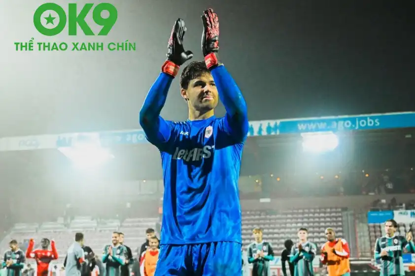 MU sắp chiêu mộ thành công thủ môn Lammens (Ảnh: The Sun) MU sắp chiêu mộ thành công thủ môn Lammens (Ảnh: The Sun)